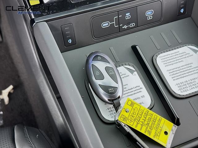 Hyundai Santa Fe Hybrid Vehicle Full-screen Gallery Image 21