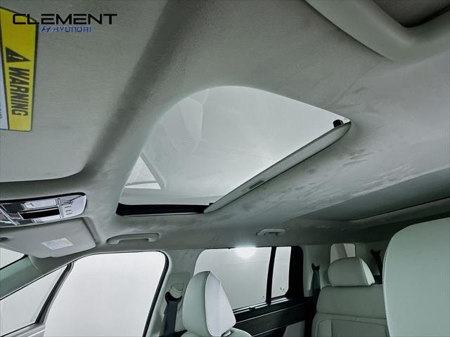 Hyundai Santa Fe Hybrid Vehicle Full-screen Gallery Image 22