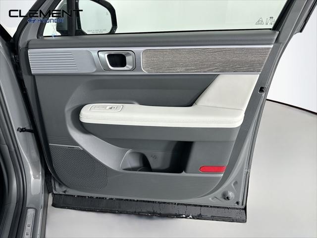 Hyundai Santa Fe Hybrid Vehicle Full-screen Gallery Image 32