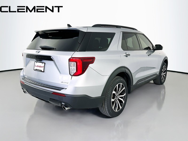 Ford Explorer Vehicle Full-screen Gallery Image 7