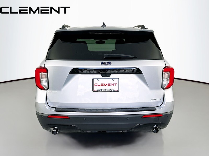 Ford Explorer Vehicle Full-screen Gallery Image 8