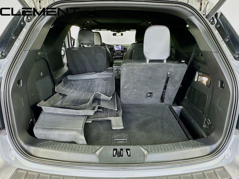 Ford Explorer Vehicle Full-screen Gallery Image 11