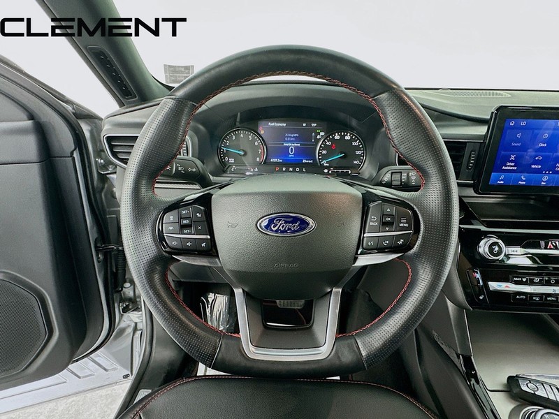 Ford Explorer Vehicle Full-screen Gallery Image 14