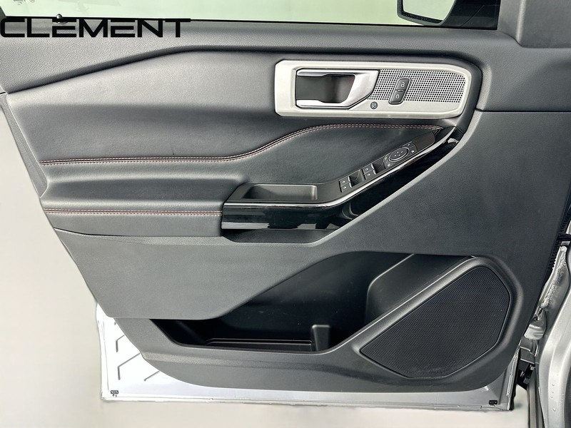 Ford Explorer Vehicle Full-screen Gallery Image 29