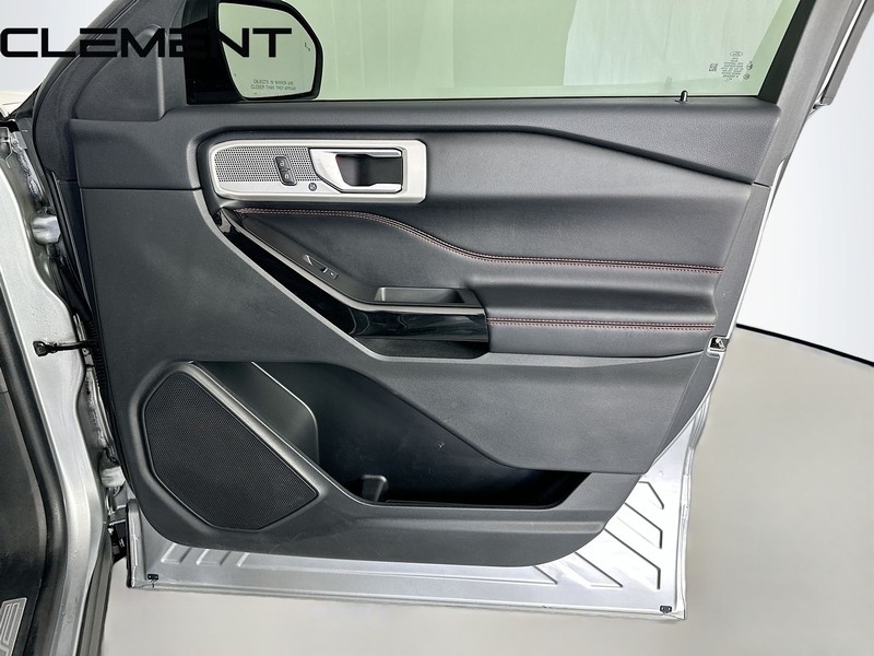 Ford Explorer Vehicle Full-screen Gallery Image 39