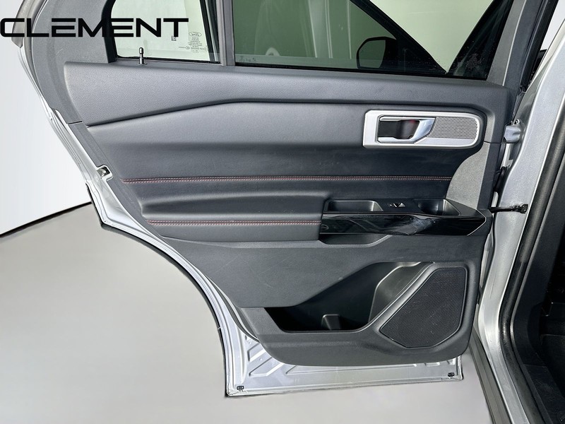 Ford Explorer Vehicle Full-screen Gallery Image 41