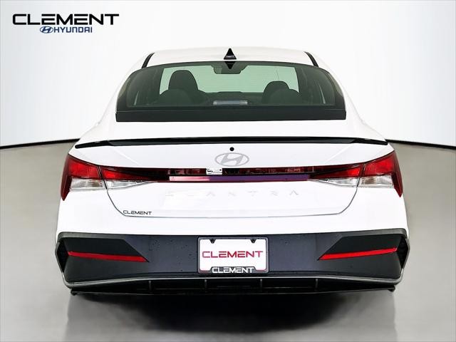 Hyundai Elantra Vehicle Image 07