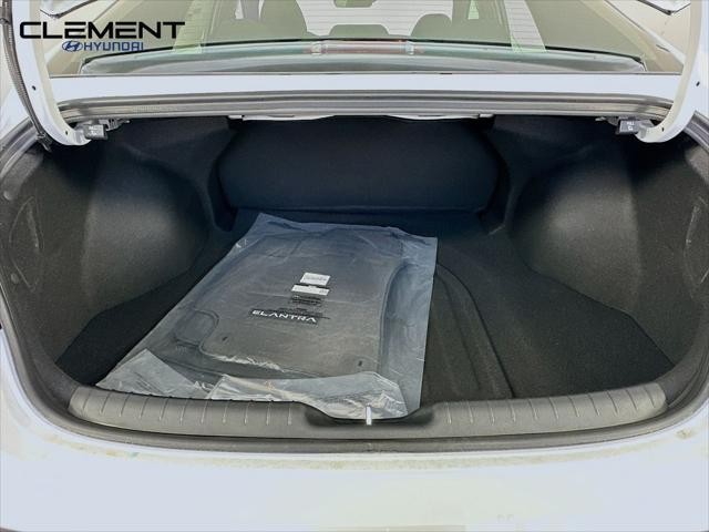 Hyundai Elantra Vehicle Image 09