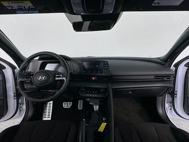 Hyundai Elantra Vehicle Image 11