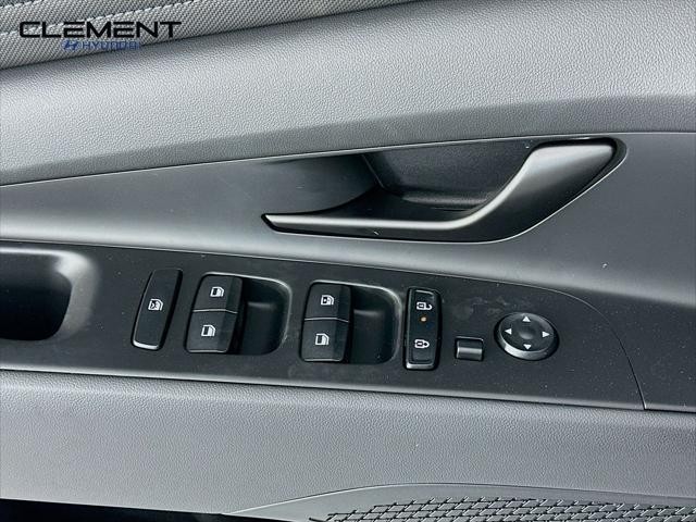 Hyundai Elantra Vehicle Image 21