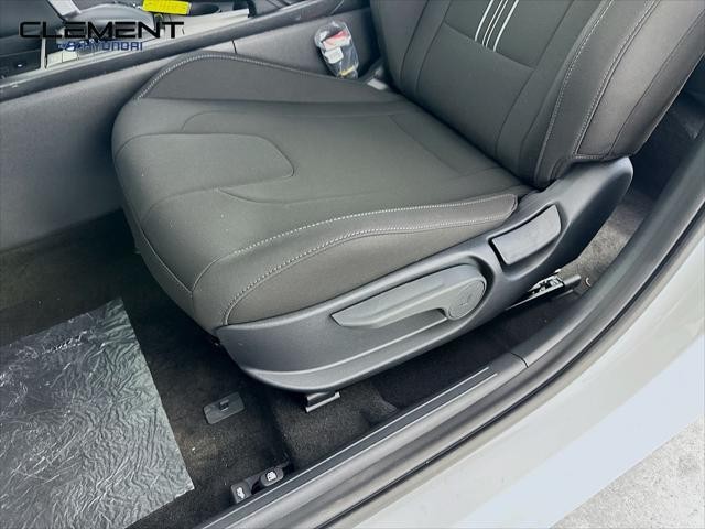 Hyundai Elantra Vehicle Image 23