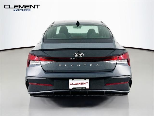 Hyundai Elantra Vehicle Image 07