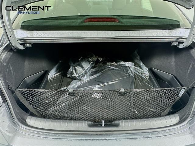 Hyundai Elantra Vehicle Image 09