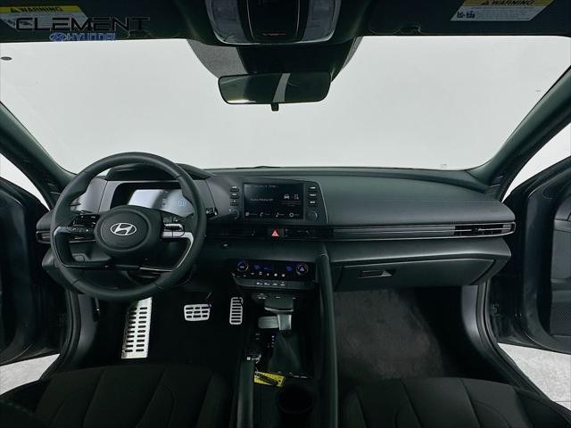 Hyundai Elantra Vehicle Image 11
