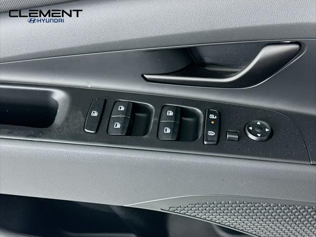 Hyundai Elantra Vehicle Image 21
