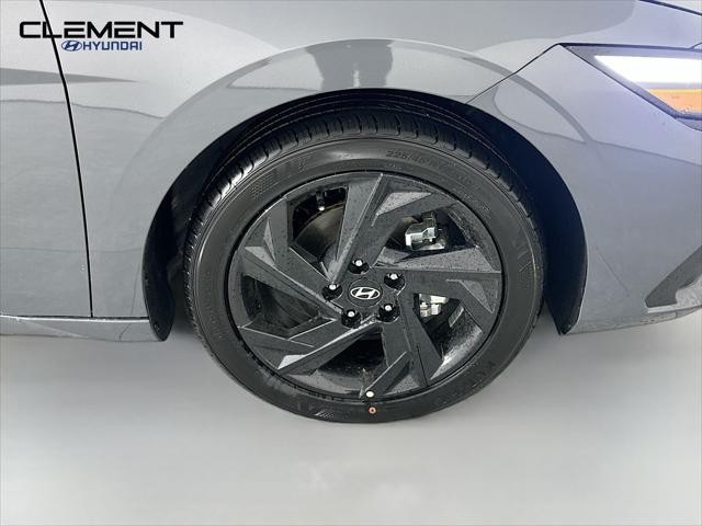 Hyundai Elantra Vehicle Image 30