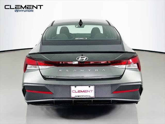 Hyundai Elantra Vehicle Image 07