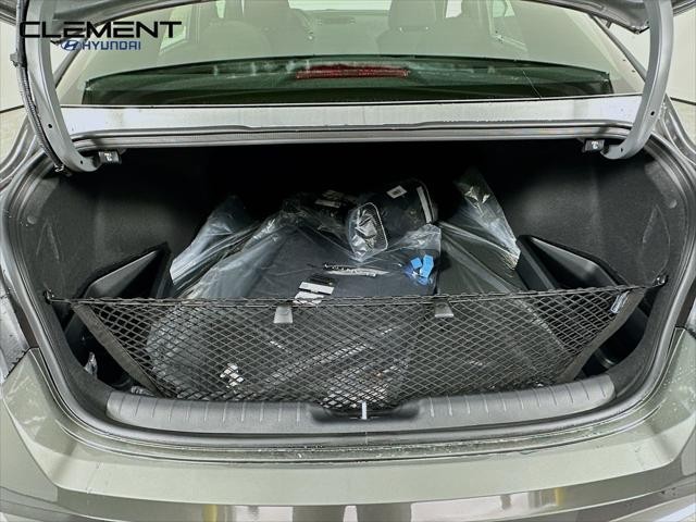 Hyundai Elantra Vehicle Image 09