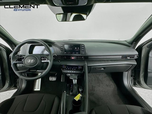 Hyundai Elantra Vehicle Image 11