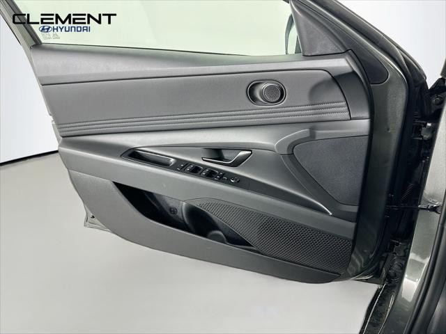 Hyundai Elantra Vehicle Image 22