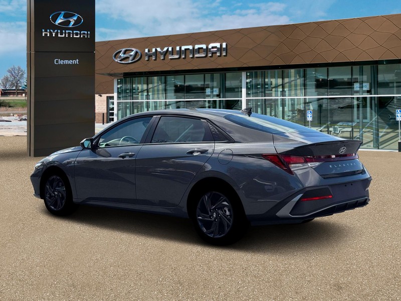 Hyundai Elantra Vehicle Image 04