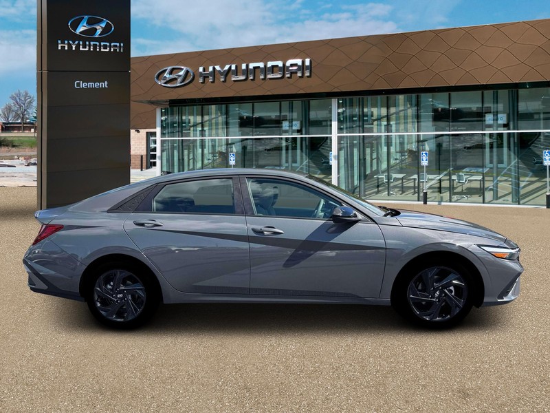 Hyundai Elantra Vehicle Image 09