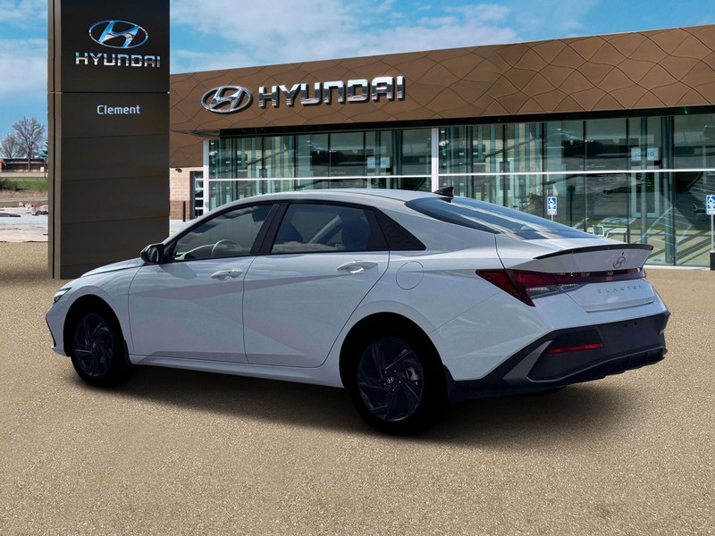 Hyundai Elantra Vehicle Image 04