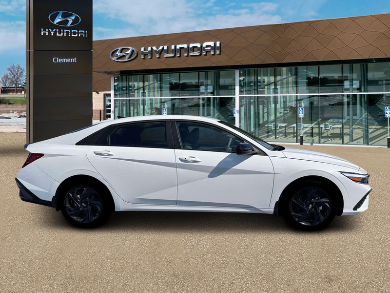 Hyundai Elantra Vehicle Image 09