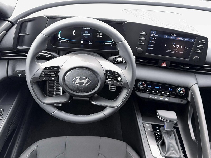 Hyundai Elantra Vehicle Image 17