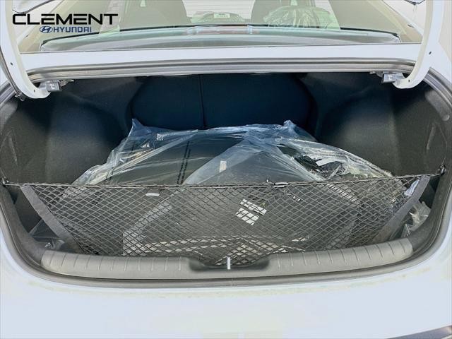 Hyundai Elantra Vehicle Image 09