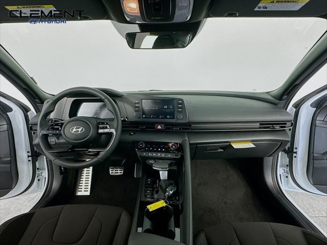 Hyundai Elantra Vehicle Image 11