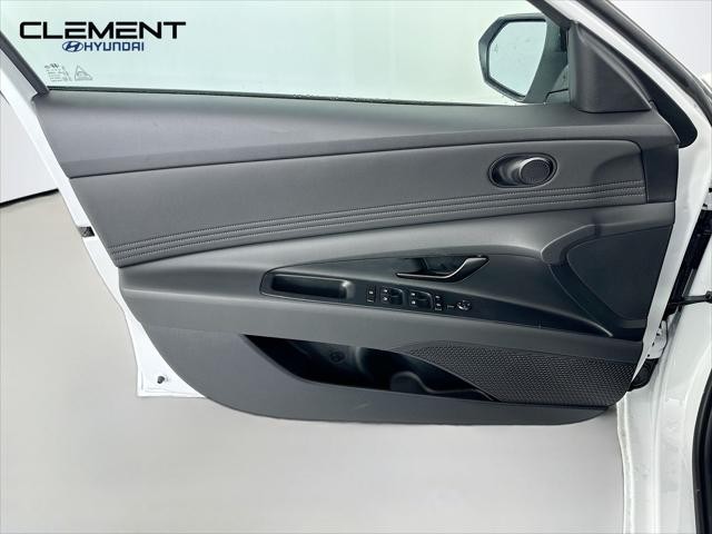 Hyundai Elantra Vehicle Image 24