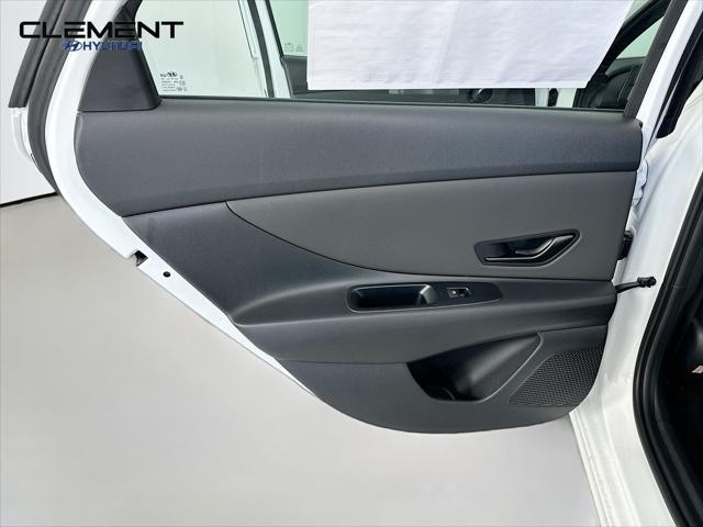 Hyundai Elantra Vehicle Image 27
