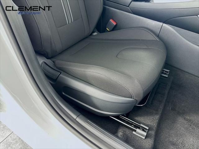 Hyundai Elantra Vehicle Image 29
