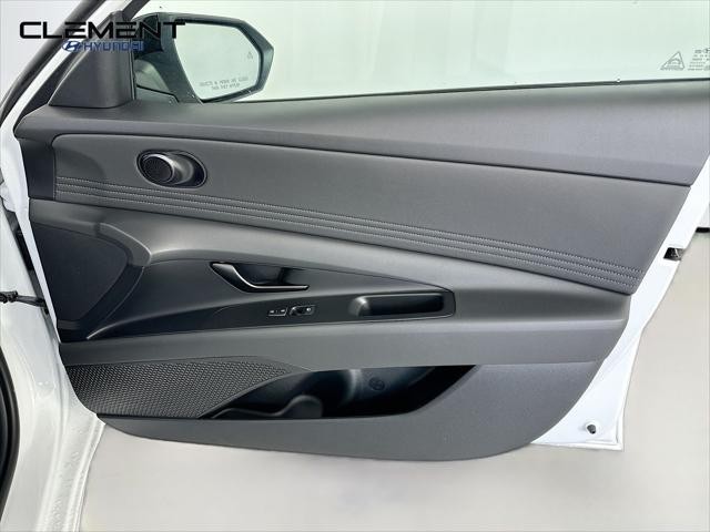 Hyundai Elantra Vehicle Image 31