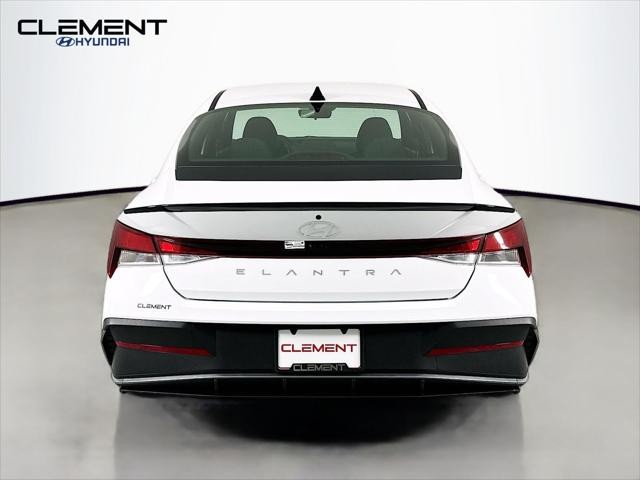 Hyundai Elantra Vehicle Image 07