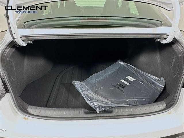 Hyundai Elantra Vehicle Image 09