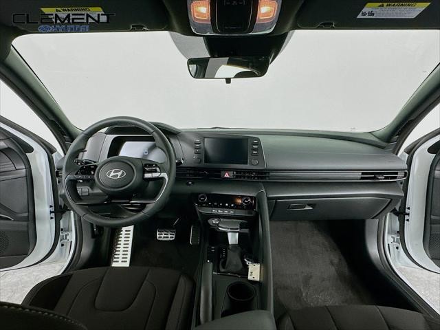 Hyundai Elantra Vehicle Image 11