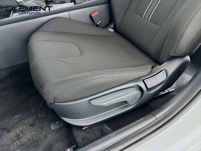 Hyundai Elantra Vehicle Image 23