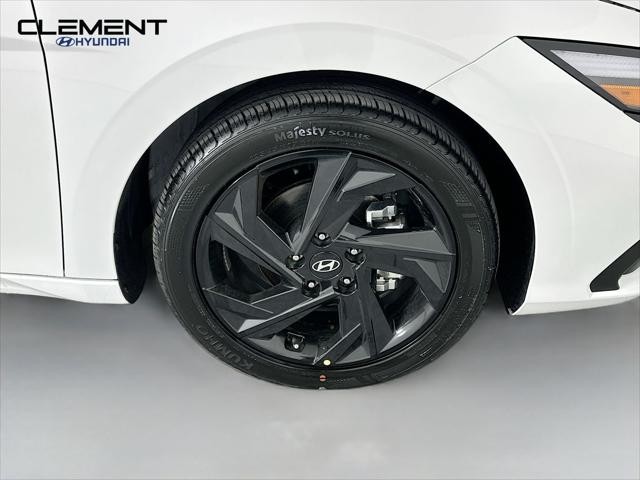 Hyundai Elantra Vehicle Image 30