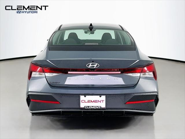Hyundai Elantra Vehicle Image 07