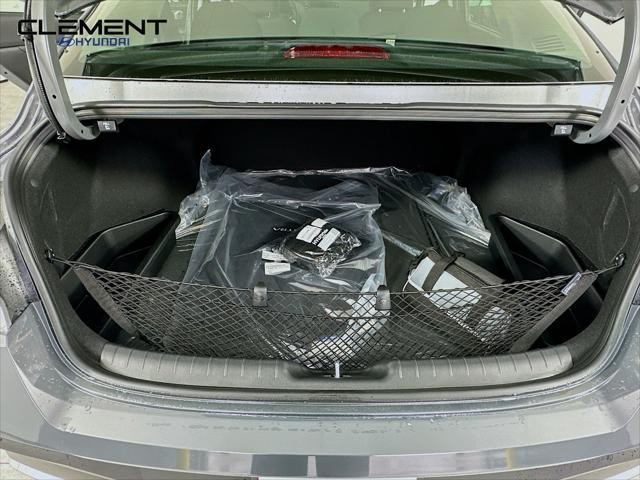 Hyundai Elantra Vehicle Image 09