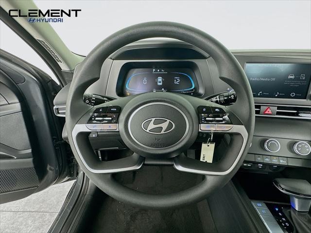 Hyundai Elantra Vehicle Image 13