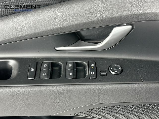 Hyundai Elantra Vehicle Image 21