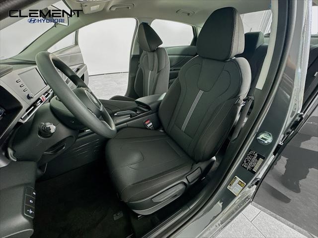 Hyundai Elantra Vehicle Image 24