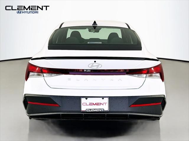 Hyundai Elantra Vehicle Image 07