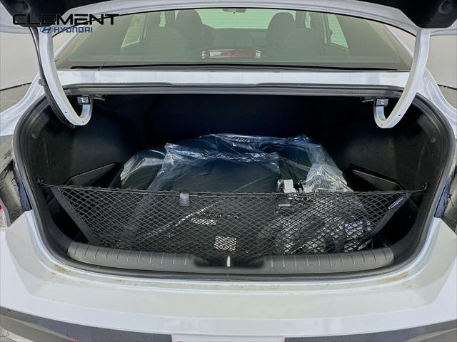 Hyundai Elantra Vehicle Image 09