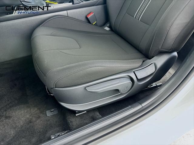 Hyundai Elantra Vehicle Image 23