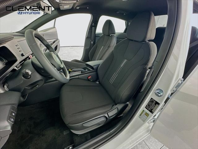 Hyundai Elantra Vehicle Image 24