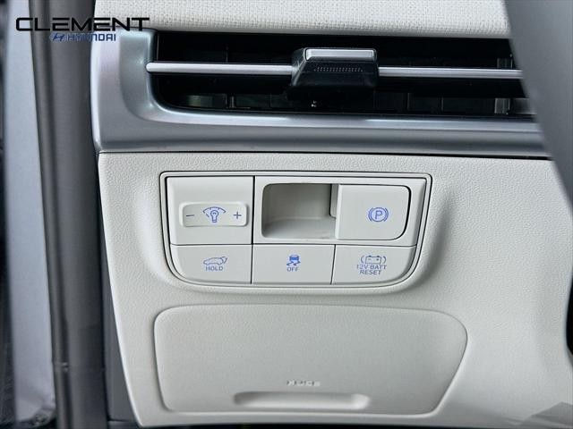 Hyundai Tucson Hybrid Vehicle Full-screen Gallery Image 12